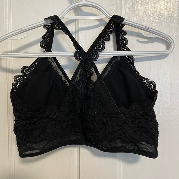Aerie lace bralette. Lined with removable pads - Picture 2 of 3